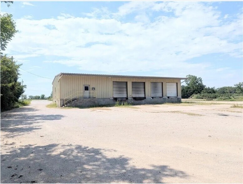 More Photos Of 501 Main, Gas Specialty For Sale