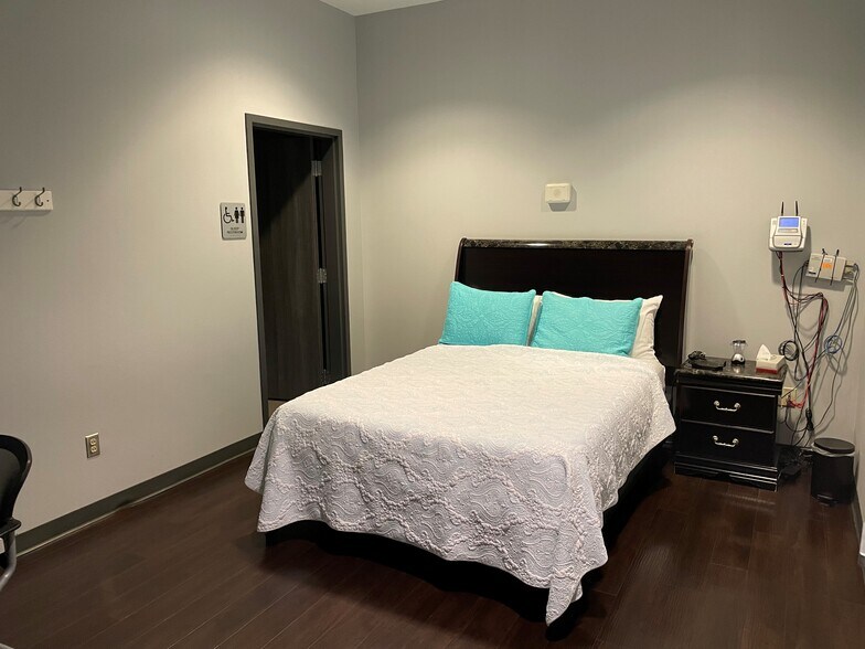 More Photos Of 3187 Paluxy Dr, Tyler Office For Sale