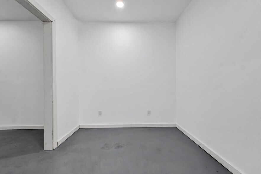 More Photos Of 1626-1640 Pine St, Oxnard Warehouse For Sale