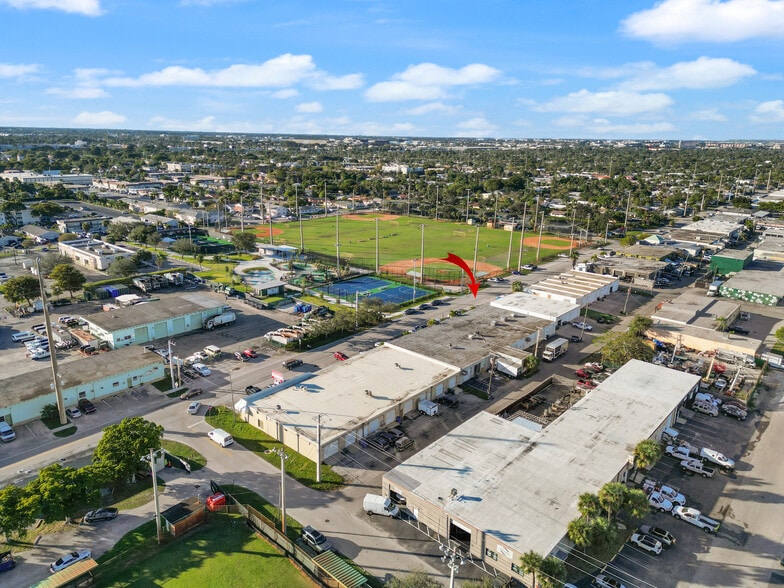 More Photos Of 3932 NE 5th Ave, Oakland Park Warehouse For Lease