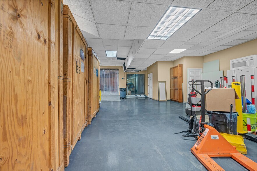 More Photos Of 2391 S Main St, Waterbury Showroom For Sale