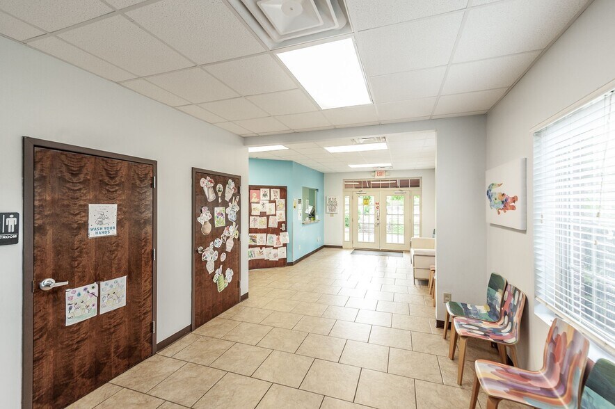 More Photos Of 20 Executive Park Dr, Hendersonville Loft Creative Space For Sale