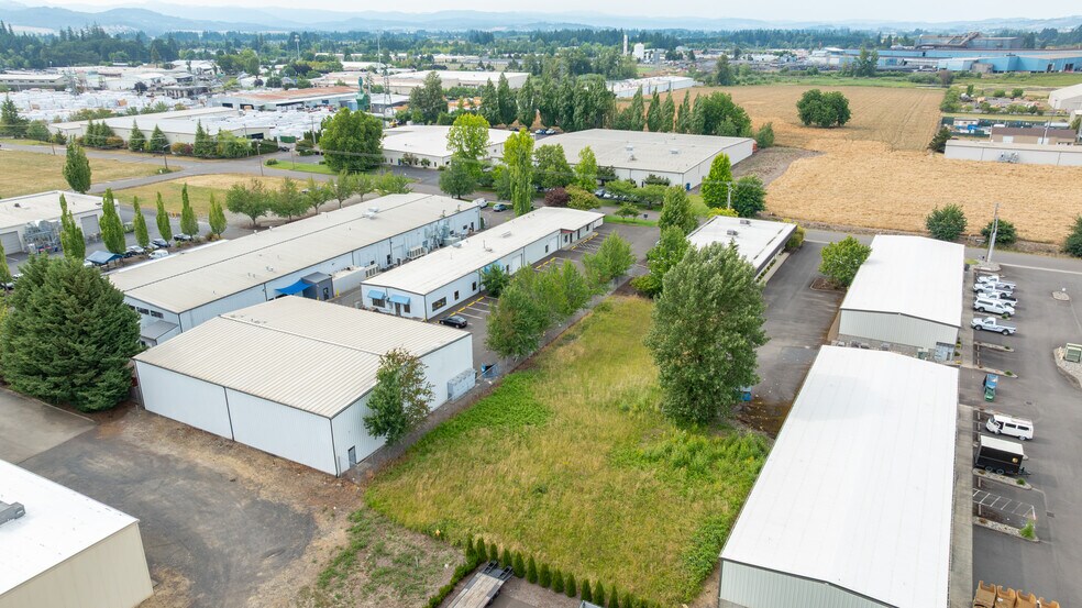 More Photos Of 3200 NE Rivergate St, Mcminnville Service For Sale