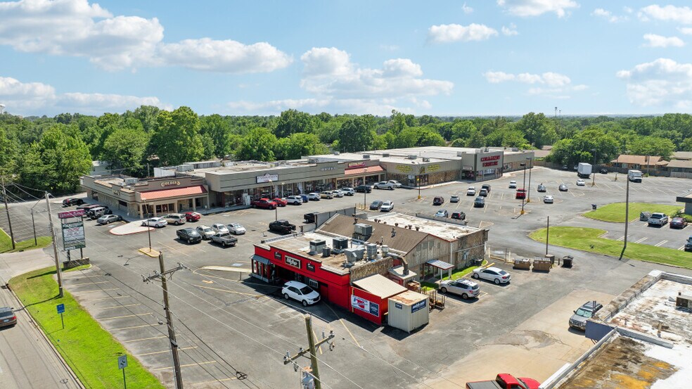 Primary Photo Of 701-725 W Washington St, Broken Arrow General Retail For Sale