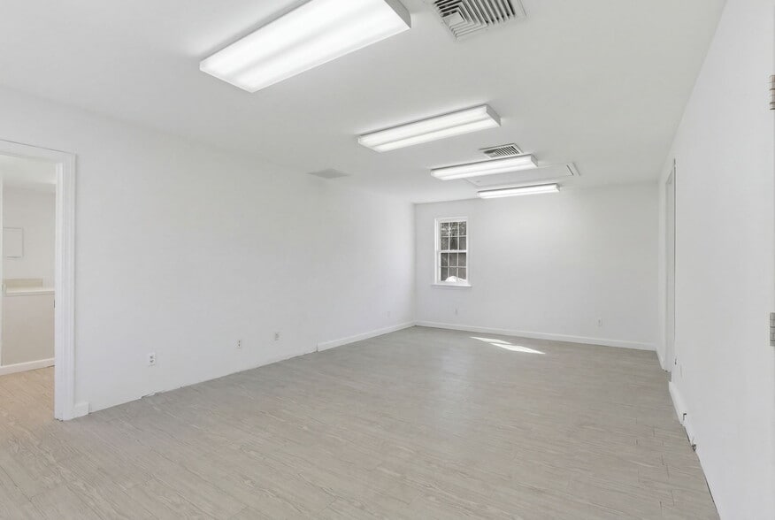 More Photos Of 194-196 New London Tpke, Glastonbury Office For Sale