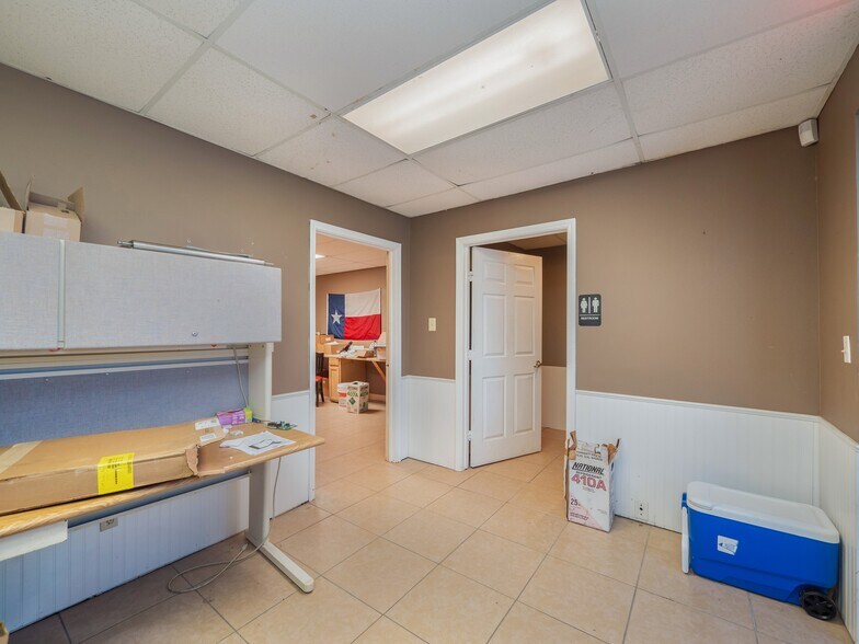 More Photos Of 318 W Byrd Blvd, Universal City Office For Sale