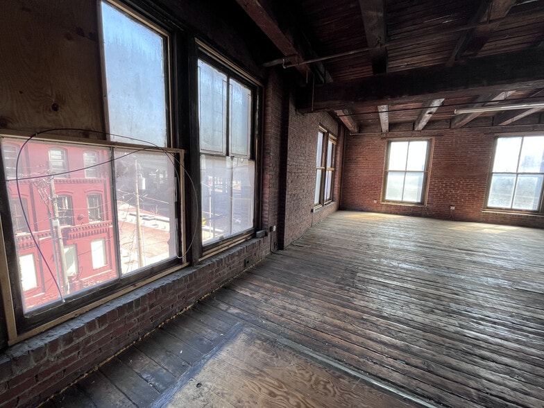 More Photos Of 1420 W 13th Ter, Kansas City Warehouse For Lease
