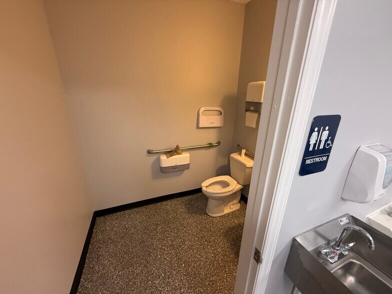 More Photos Of 1129 Corporation Pky, Raleigh Flex For Sale