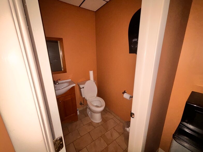 More Photos Of 4900-4902 Bergenline Ave, Union City Storefront Retail Office For Lease