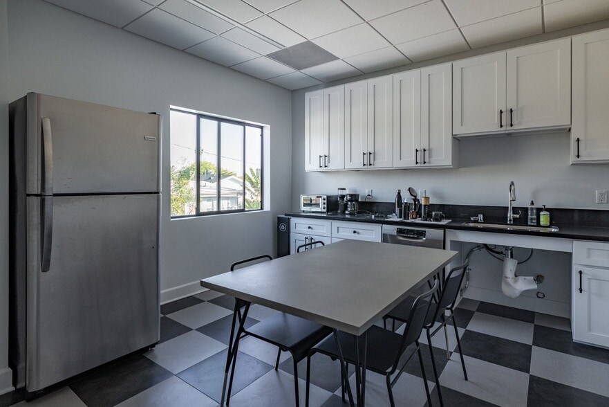 More Photos Of 346 S La Brea Ave, Los Angeles General Retail For Lease