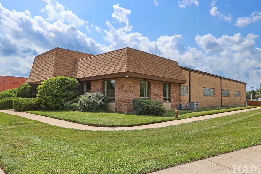 More Photos Of 1350 Chase St, Algonquin Manufacturing For Sale