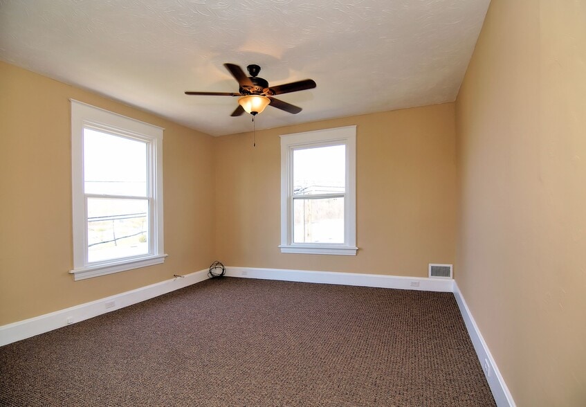 More Photos Of 1220 Belleview Dr, Lawrenceburg Office For Lease