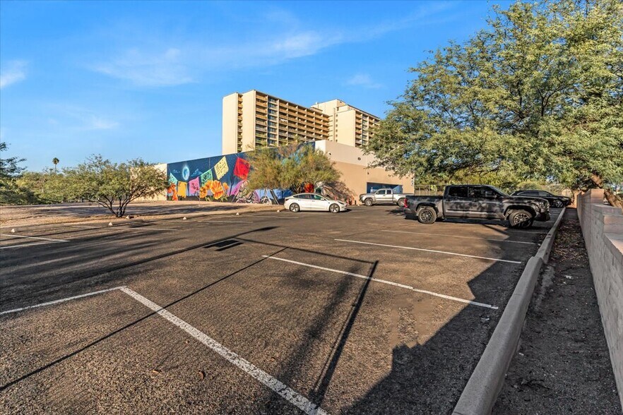 More Photos Of 1401 N Bailey Ln, Tucson Showroom For Sale