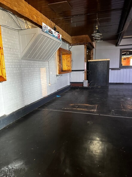 More Photos Of 614 Broad St st, Beloit General Retail For Lease