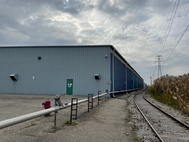 More Photos Of 12005 40,000 - 163,800 sf Available - Warren MI, Warren Distribution For Lease