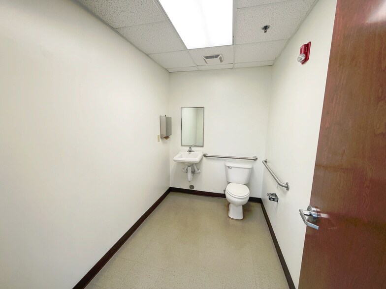 More Photos Of 509 Olde Waterford Way, Leland Medical For Sale