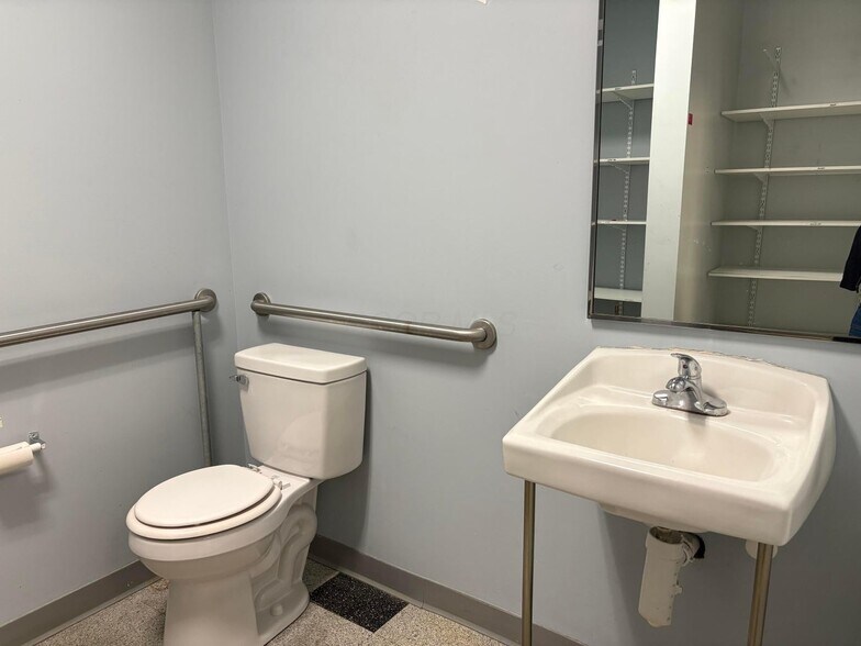 More Photos Of 5230 Renner Rd, Columbus Veterinarian Kennel For Sale