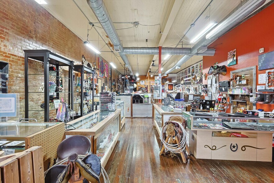 More Photos Of 1426 N Main St, Fort Worth Storefront Retail Office For Lease