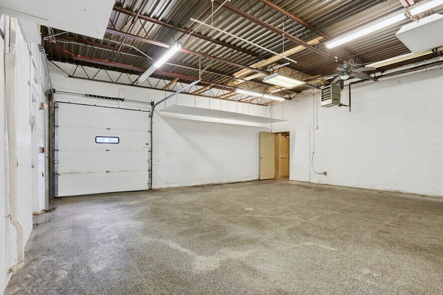 More Photos Of 505 Jermor Ln, Westminster Restaurant For Lease