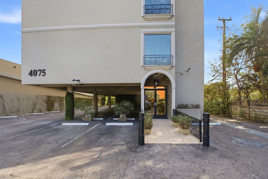 More Photos Of 4075 SW 83rd Ave, Miami Office For Sale