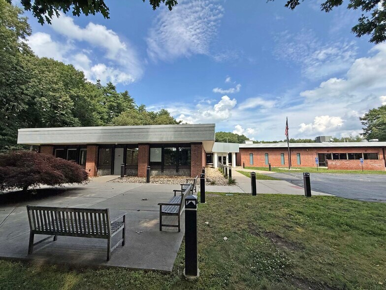 More Photos Of 50 Tower Ln, Avon Light Manufacturing For Lease