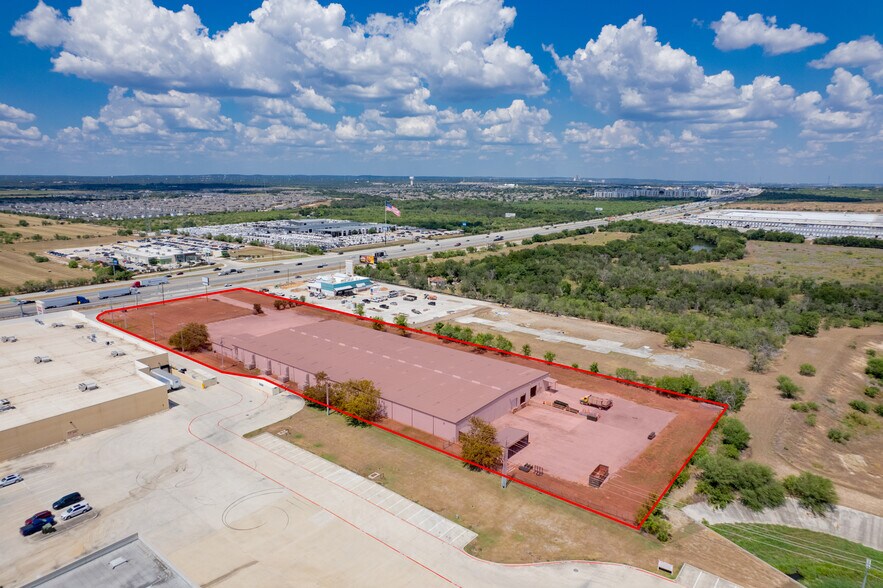 More Photos Of 3194 N Interstate 35, New Braunfels Warehouse For Lease