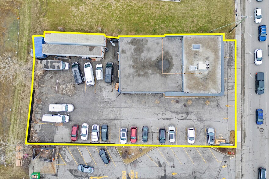 More Photos Of 150 Boul Saint-Martin O, Laval Light Distribution For Lease