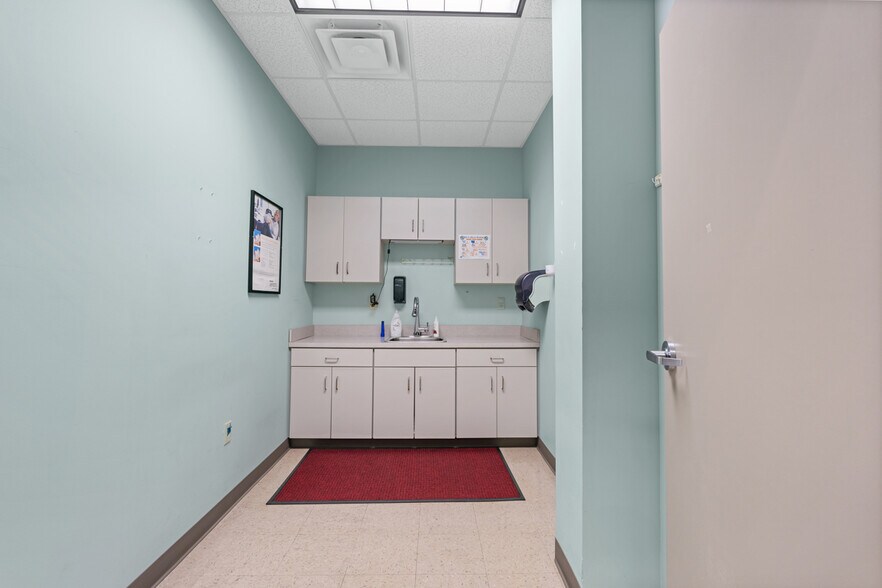 More Photos Of 2640 Pitcairn Rd, Monroeville Medical For Sale