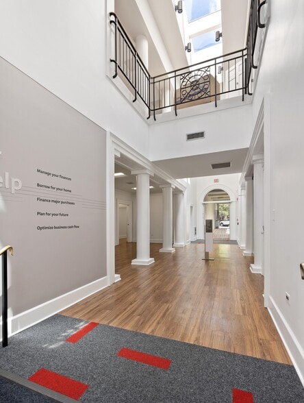 More Photos Of 16 Broad St, Charleston Bank For Lease