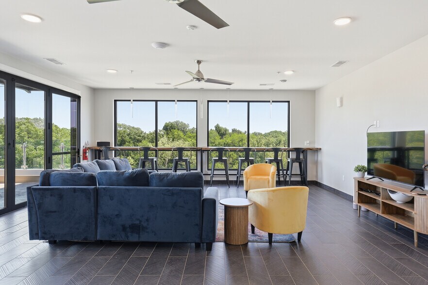 More Photos Of 1010 Enclave Blvd, Edwardsville Apartments For Sale