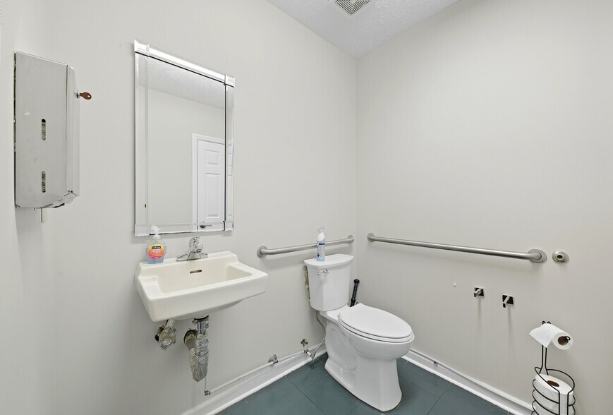 More Photos Of 508-514 Canterbury Rd, Kings Mountain Flex For Sale