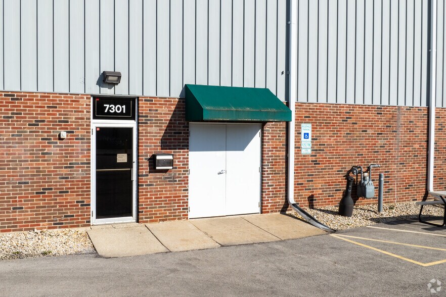 More Photos Of 7301-7361 S Meade Ave, Bedford Park Warehouse For Lease
