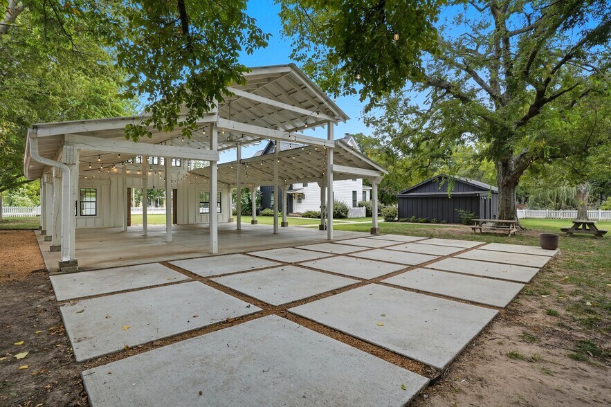 More Photos Of 924 S Main St, Broken Arrow Showroom For Sale