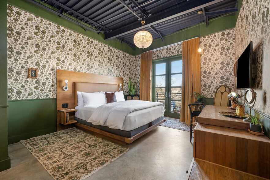 More Photos Of 1123 E 11th St, Austin Hotel For Sale