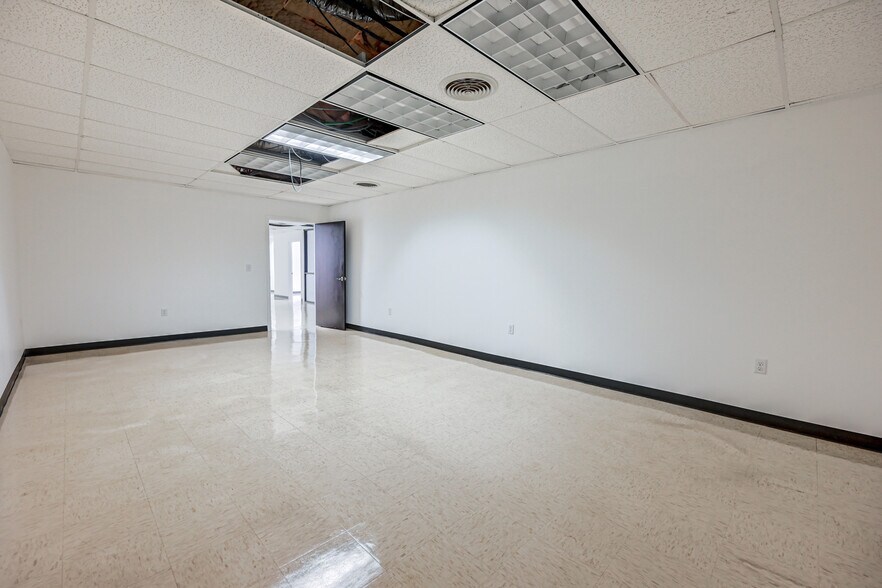 More Photos Of 20 Willow Springs Cir, York Warehouse For Lease