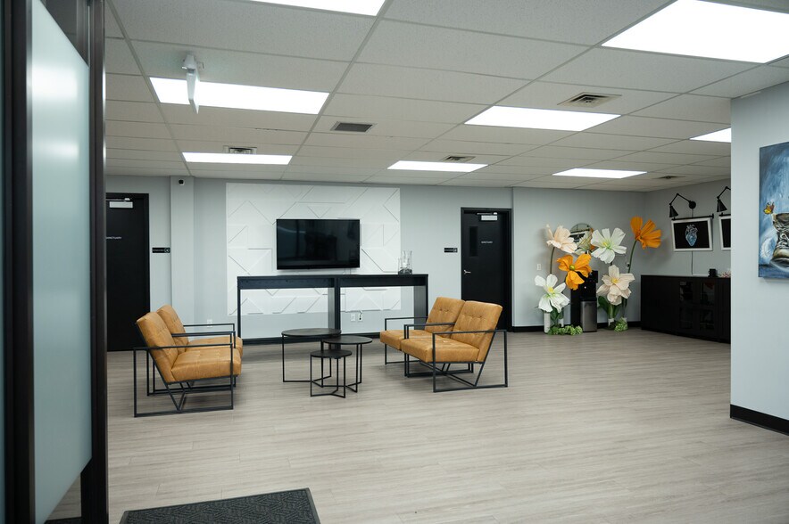 More Photos Of 2216 27th Ave NE, Calgary Flex For Lease