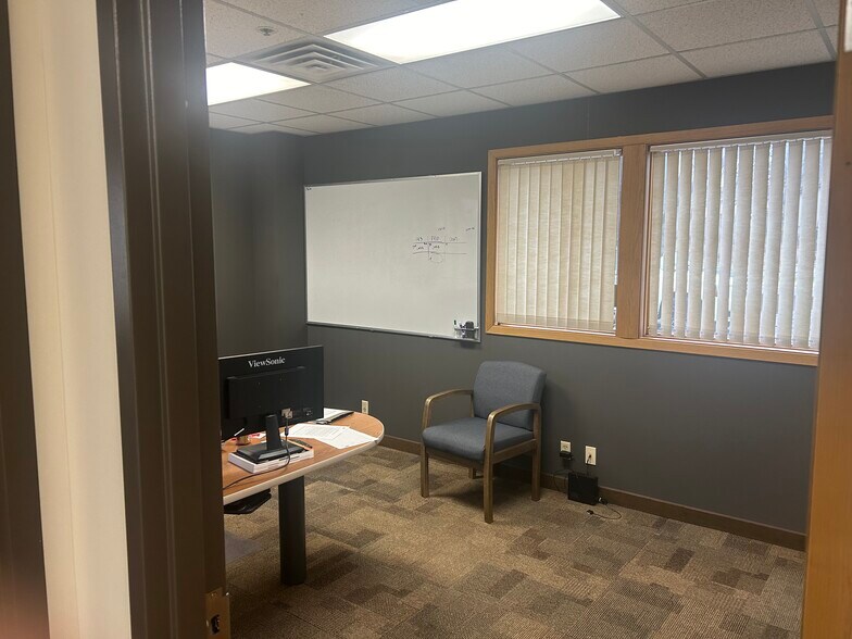 More Photos Of 1959 Sloan Pl N, Maplewood Office For Lease