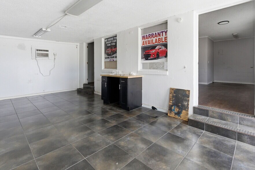 More Photos Of 8710 E Colonial Dr, Orlando Auto Dealership For Lease