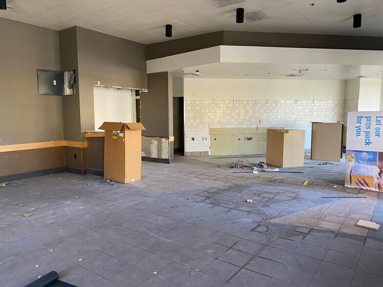 More Photos Of 395 Hughes Center Dr, Las Vegas Freestanding For Lease