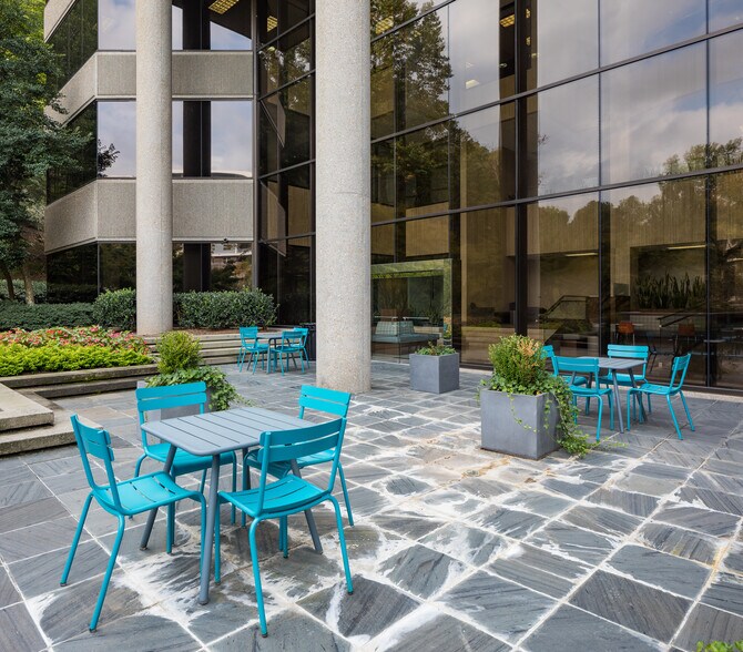 More Photos Of 400 Northridge Rd, Atlanta Office For Lease