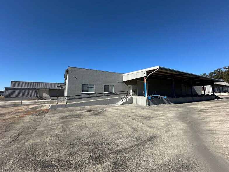 More Photos Of 12 NW 5th Pl, Williston Manufacturing For Lease