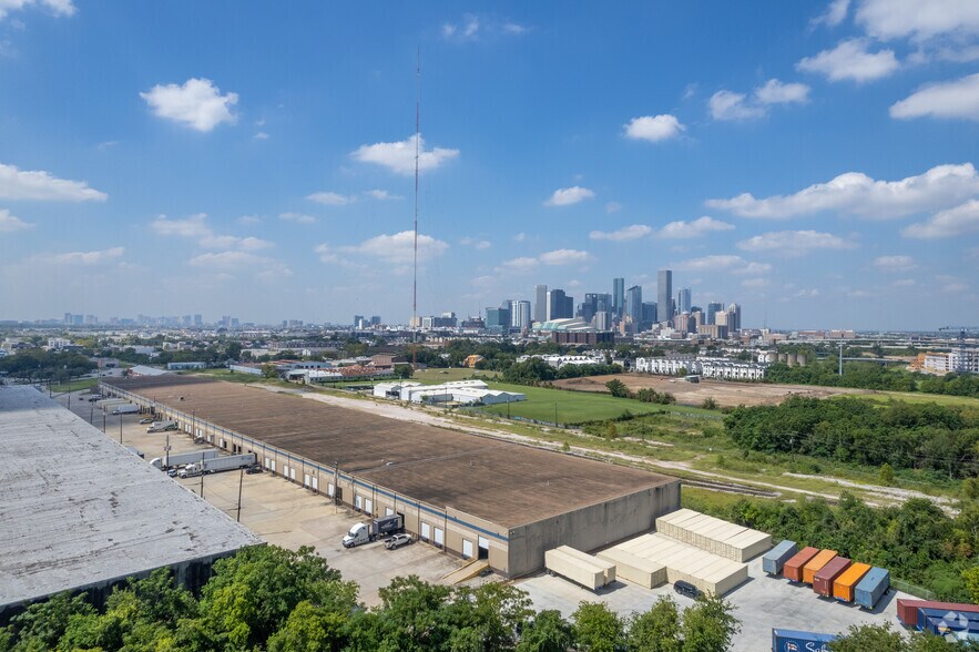 More Photos Of 3401 Navigation Blvd, Houston Distribution For Lease