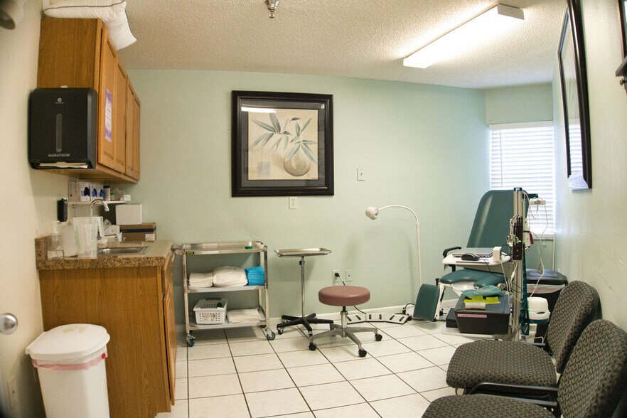 More Photos Of 1617 S Tuttle Ave, Sarasota Medical For Sale