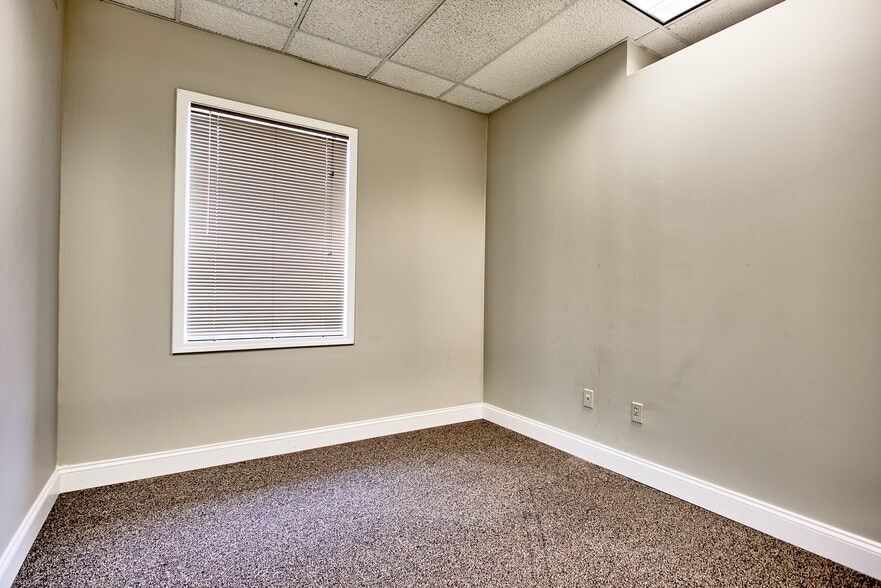 More Photos Of 3 Club Centre Ct, Edwardsville Office For Lease