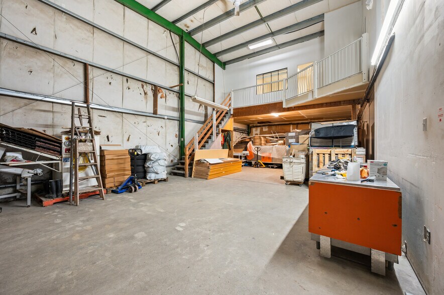 More Photos Of 2727 Dixon St, Port Coquitlam Industrial For Lease