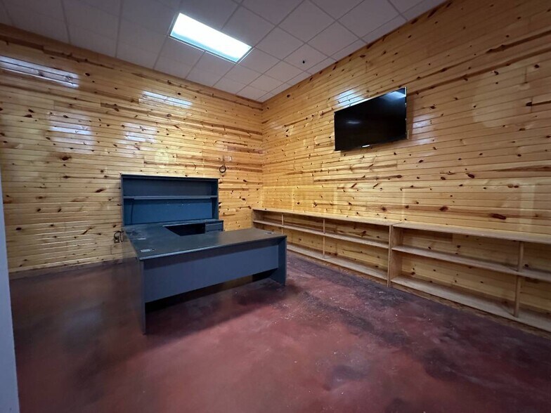 More Photos Of 111 Walnut Ln, Colona Warehouse For Lease