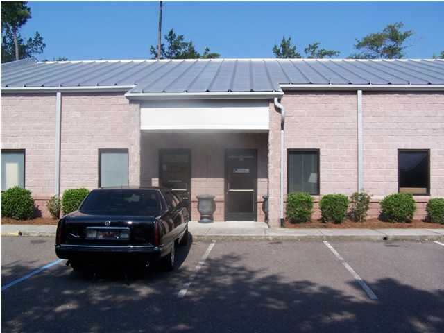 More Photos Of 612 Johnnie Dodds Blvd, Mount Pleasant Showroom For Lease