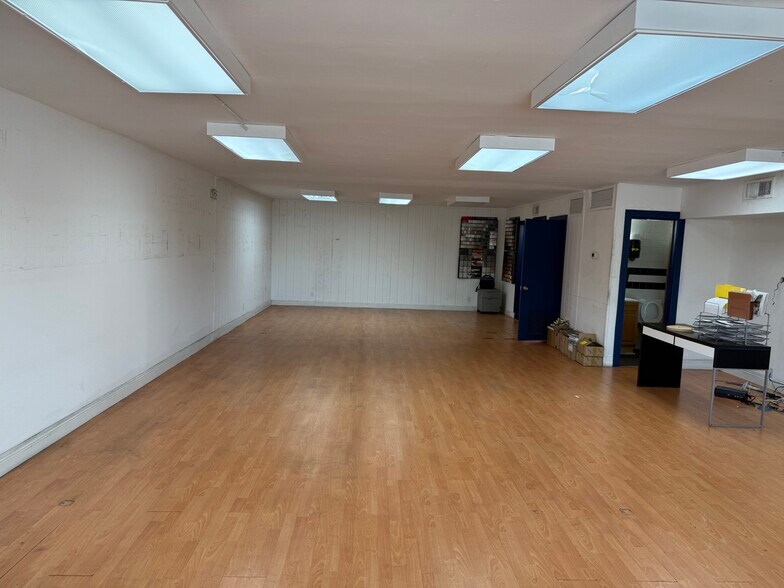 More Photos Of 3308 W 45th St, West Palm Beach Showroom For Lease