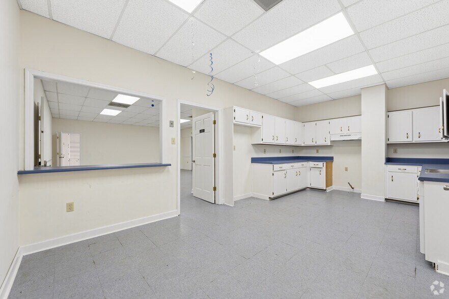 More Photos Of 1445 Cleveland Ave, East Point Showroom For Sale