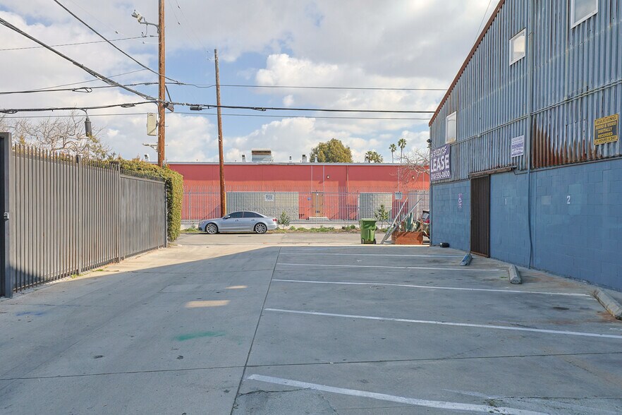 More Photos Of 361 Vernon Ave, Venice Warehouse For Lease